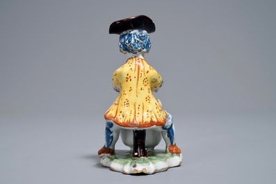 Un mod&egrave;le d'un homme se r&eacute;chauffant en fa&iuml;ence polychrome de Delft, 18&egrave;me