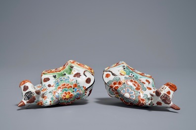 Een paar polychrome Delftse petit feu koeien op basis, 18e eeuw