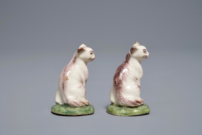 Une paire de miniatures de chats en fa&iuml;ence polychrome de Delft, 18&egrave;me