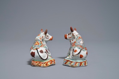 Een paar polychrome Delftse petit feu koeien op basis, 18e eeuw