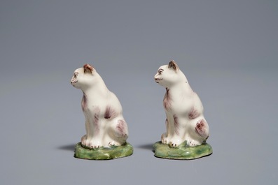 A pair of polychrome Dutch Delft miniatures of cats, 18th C.