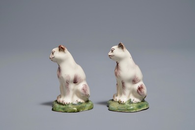 Een paar polychrome Delftse miniatuur katjes, 18e eeuw