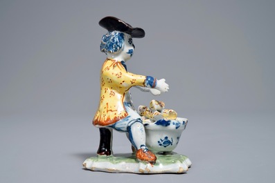 Un mod&egrave;le d'un homme se r&eacute;chauffant en fa&iuml;ence polychrome de Delft, 18&egrave;me