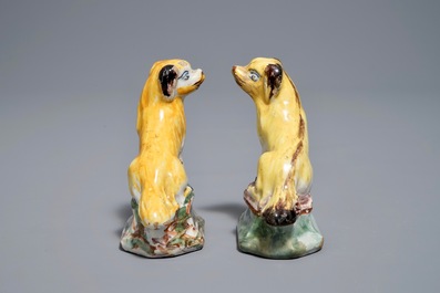 Une paire de miniatures de chiens en fa&iuml;ence polychrome de Delft, 18&egrave;me