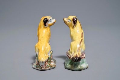 Een paar polychrome Delftse miniatuur hondjes, 18e eeuw