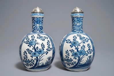 Een paar blauwwitte Delftse kannen in Japanse Arita-stijl met zilveren deksels, ca. 1700