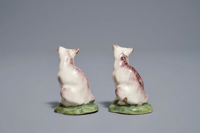 A pair of polychrome Dutch Delft miniatures of cats, 18th C.