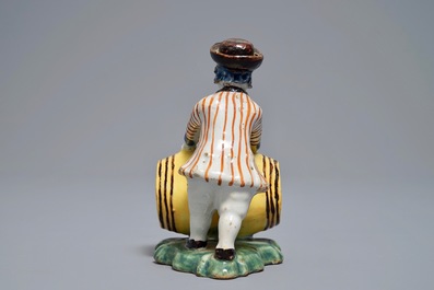 Een polychrome Delftse figuur van een wijnhandelaar, 18e eeuw