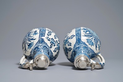 Une paire de verseuses en fa&iuml;ence de Delft bleu et blanc aux montures en argent, vers 1700