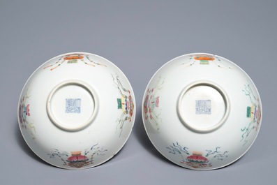 Een paar Chinese famille rose kommen met lantaarndecor, Daoguang merk en periode