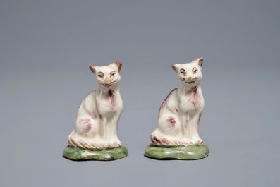 A pair of polychrome Dutch Delft miniatures of cats, 18th C.