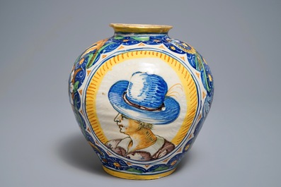 Een apothekerspot of 'vaso a palla' in Italiaanse majolica, Veneti&euml;, 2e helft 16e eeuw