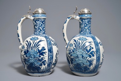Een paar blauwwitte Delftse kannen in Japanse Arita-stijl met zilveren deksels, ca. 1700