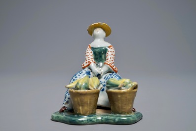 Een polychrome Delftse figuur van een meloenverkoopster, 18e eeuw