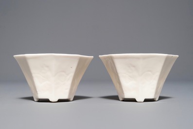 Une paire de coupes octagonaux en porcelaine blanc de Chine de Dehua &agrave; d&eacute;cor anhua, &eacute;poque Transition