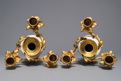 Een paar Chinese famille rose vazen met verguld bronzen kandelaars, Yongzheng
