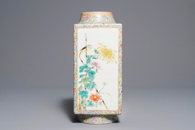 Un vase de forme cong en porcelaine de Chine famille rose, marque de Hongxian, R&eacute;publique, 20&egrave;me