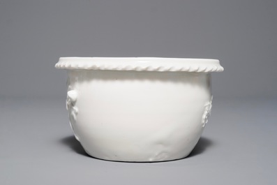 Une jardini&egrave;re en porcelaine blanc de Chine de Dehua &agrave; d&eacute;cor en relief, &eacute;poque Transition