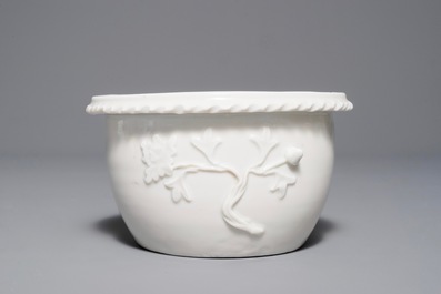 Une jardini&egrave;re en porcelaine blanc de Chine de Dehua &agrave; d&eacute;cor en relief, &eacute;poque Transition