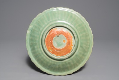 Een Chinese Longquan celadon schotel met onderglazuur decor, Ming