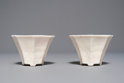 Une paire de coupes octagonaux en porcelaine blanc de Chine de Dehua &agrave; d&eacute;cor anhua, &eacute;poque Transition