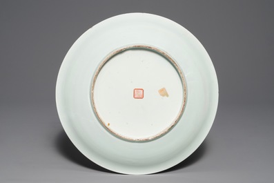 Un plat en porcelaine de Chine famille rose &agrave; d&eacute;cor de paysages, marque de Qianlong, Chine, R&eacute;publique, d&eacute;but du 20&egrave;me