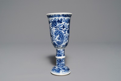 Un gobelet sur piedouche en porcelaine de Chine bleu et blanc, Kangxi