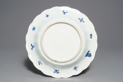 Un plat lob&eacute; en porcelaine de Chine bleu et blanc &agrave; d&eacute;cor de poissons, Kangxi