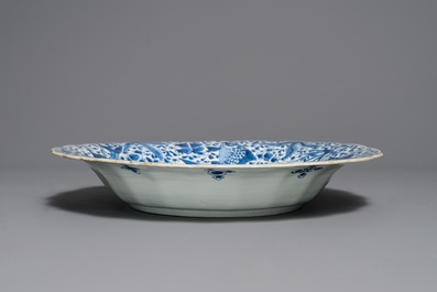 Un plat lob&eacute; en porcelaine de Chine bleu et blanc &agrave; d&eacute;cor de poissons, Kangxi