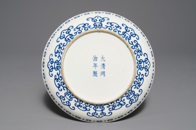 Une assiette 'shou' en porcelaine de Chine bleu et blanc, marque de Tongzhi, 19/20&egrave;me
