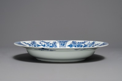 Un plat en porcelaine de Chine bleu et blanc &agrave; d&eacute;cor floral, Kangxi