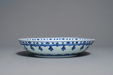 Un plat en porcelaine de Chine bleu et blanc pour le march&eacute; islamique, Kangxi