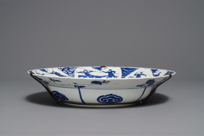 Un plat en porcelaine de Chine bleu et blanc &agrave; d&eacute;cor d'une bataille, marque de Chenghua, Kangxi