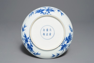 Een Chinees blauwwit bord met kraanvogels, Yongzheng merk en periode
