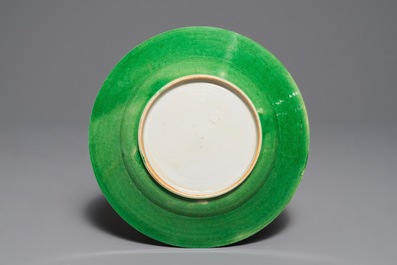 Une assiette en porcelaine de Chine verte monochrome, Kangxi