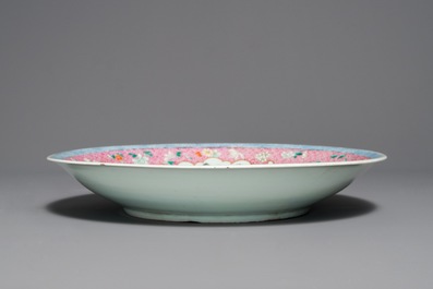 Un plat en porcelaine de Chine famille rose &agrave; d&eacute;cor de paysages, marque de Qianlong, Chine, R&eacute;publique, d&eacute;but du 20&egrave;me