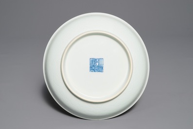 Une paire d'assiettes en porcelaine de Chine &agrave; d&eacute;cor anhua, marque de Qianlong, 19/20&egrave;me
