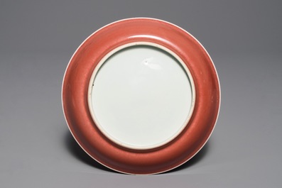 Een Chinees koperrood monochroom bord, Qianlong