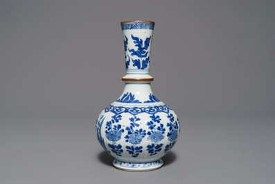 Un base de huqqah en porcelaine de Chine bleu et blanc, Kangxi