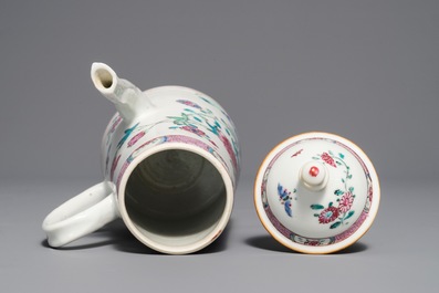 Een Chinese famille rose chocoladekan met deksel, Yongzheng