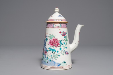 Een Chinese famille rose chocoladekan met deksel, Yongzheng
