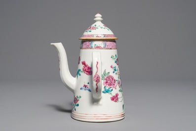 Een Chinese famille rose chocoladekan met deksel, Yongzheng
