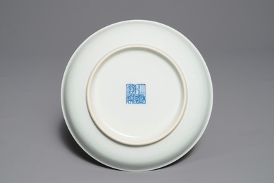 Een paar Chinese borden met onderglazuur decor, Qianlong merk, 19/20e eeuw