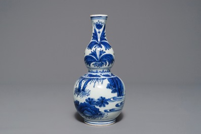 Een Chinese blauwwitte kalebasvaas met figuren in een landschap, Transitie periode