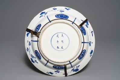 Een Chinese blauwwitte schotel met strijdende ruiters, Chenghua merk, Kangxi