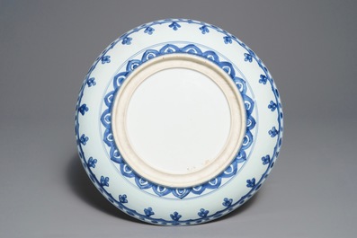 Un plat en porcelaine de Chine bleu et blanc pour le march&eacute; islamique, Kangxi