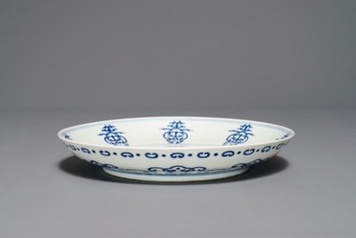 A Chinese blue and white 'shou' plate, Tongzhi mark, 19/20th C.