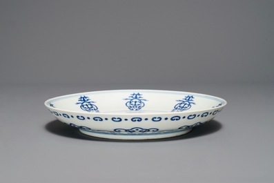 Une assiette 'shou' en porcelaine de Chine bleu et blanc, marque de Tongzhi, 19/20&egrave;me