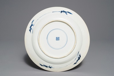 Un plat en porcelaine de Chine bleu et blanc &agrave; d&eacute;cor d'un dragon et une carpe, Kangxi