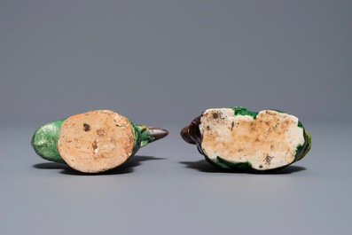 Twee Chinese verte biscuit waterdruppelaars in de vorm van een haan en een leeuw, Kangxi